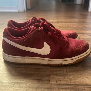 NIKE❗️Size 9 Nike low dunk style - Cranberry red color